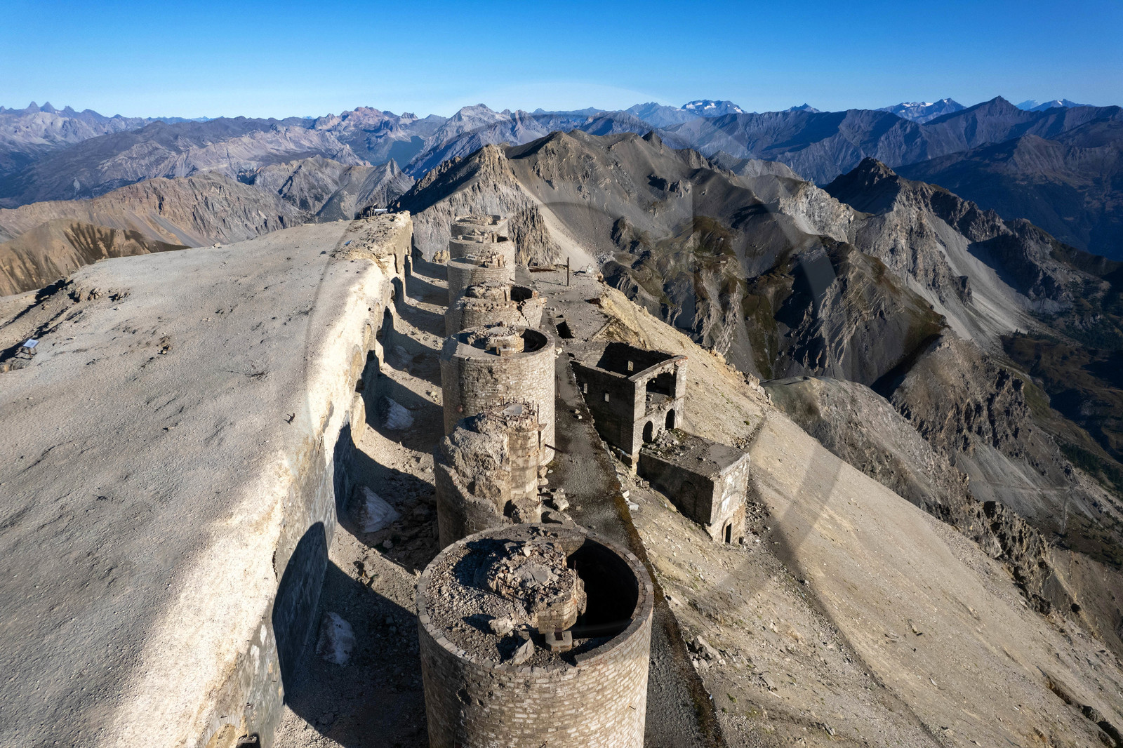Fort du Chaberton et les ruines de l'ancien camp militaire