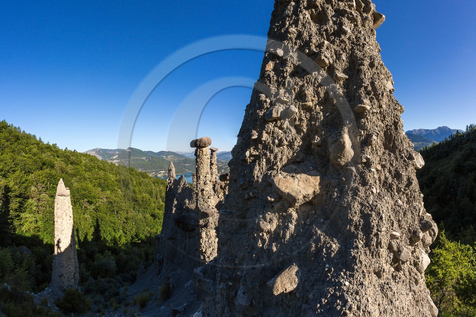 Le Sauze-du-Lac, site classé des Demoiselles Coiffées,  appelées également cheminées de fées