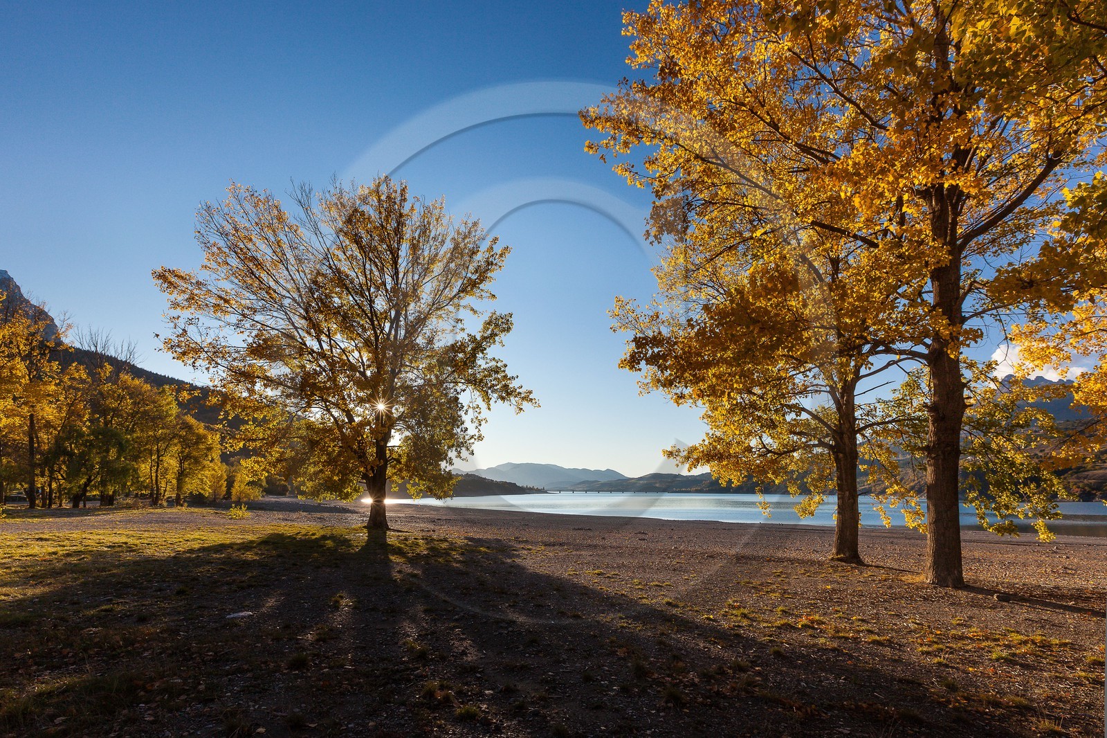 Lac de Serre-Ponçon, plage du village des Crots