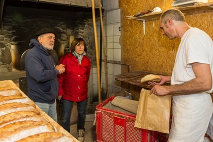Valbonnais, Entraigues, fournil de Gragnolet, Vincent Billard fabrication pain biologique avec la farine du Trièves petri a la main methode traditionnelle  et cuit au feu de bois