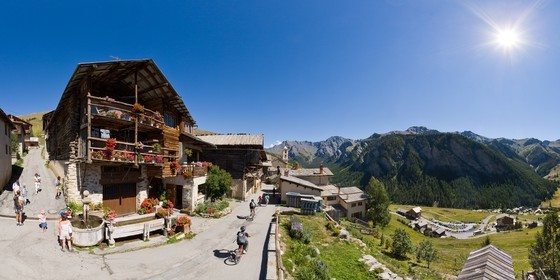 Saint-Véran, 2 042 m d'altitude,  plus haute commune  d'Europe