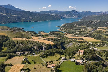 Lac de Serre-Ponçon,La baie Saint-Michel et le château de Prunières