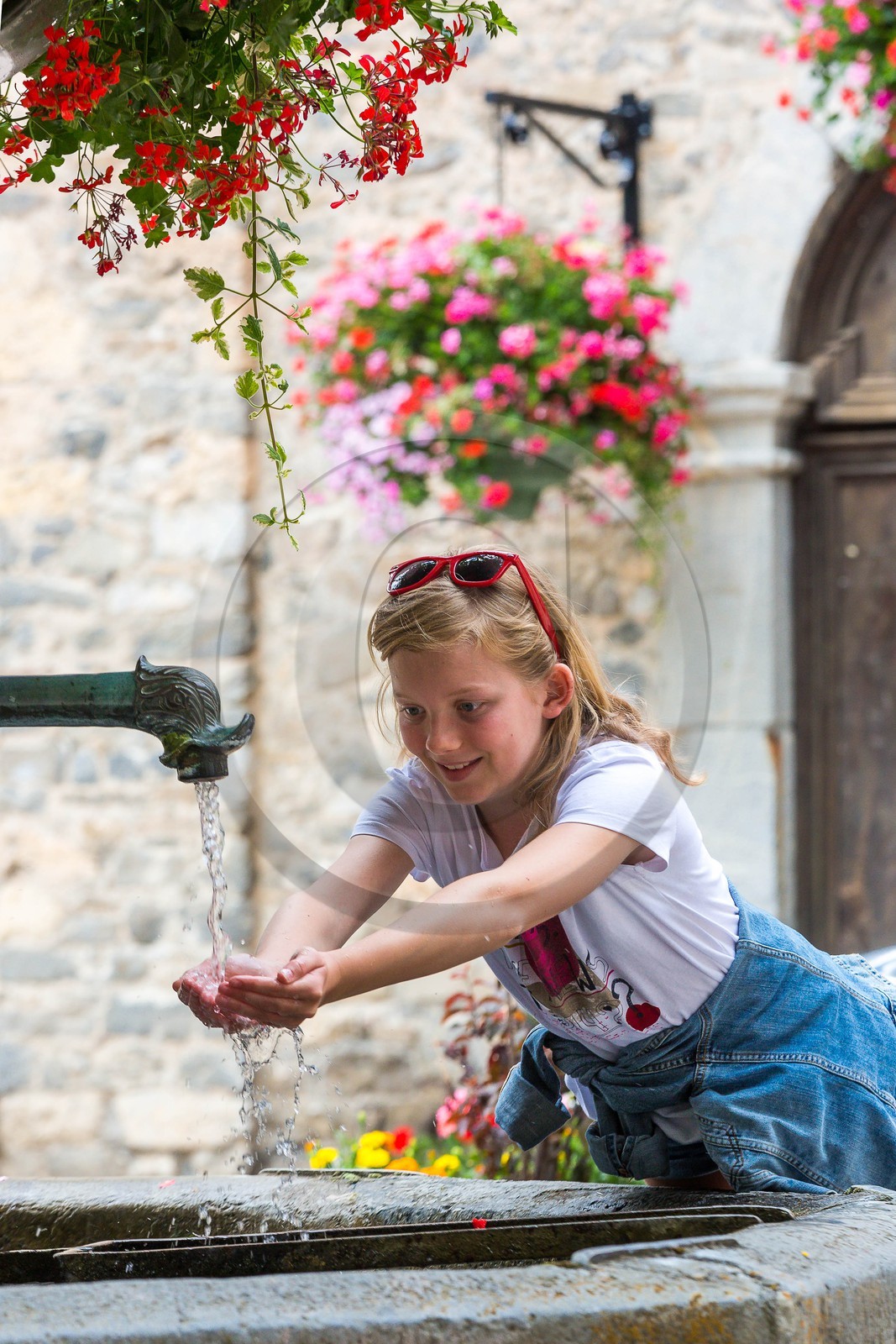 Lauzet-sur-Ubaye, fontaine de la place Castinel