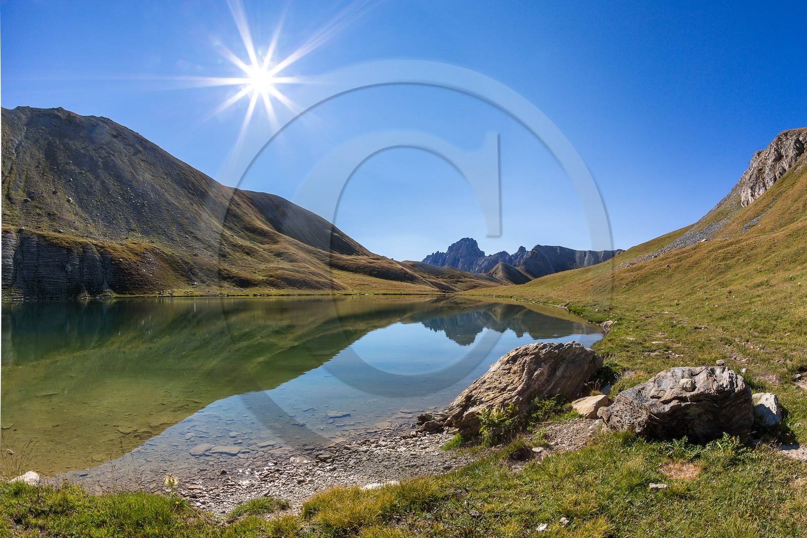 Lac de la Reculaye (alt. 2503 m) et la Tête de Villadel (2728m)