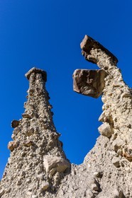 Le Sauze-du-Lac, site classé des Demoiselles Coiffées,  appelées également cheminées de fées