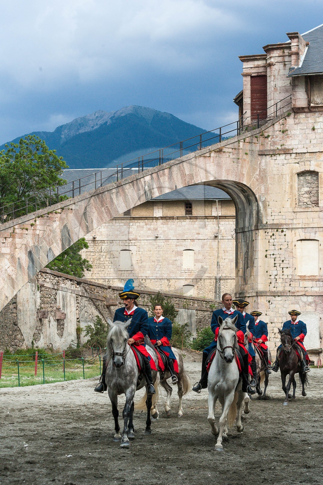 Mont-Dauphin, fortifications Vauban, caserne Rochambeau, spectacle équestre