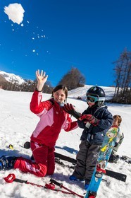 Jeux d'enfant famille à la neige