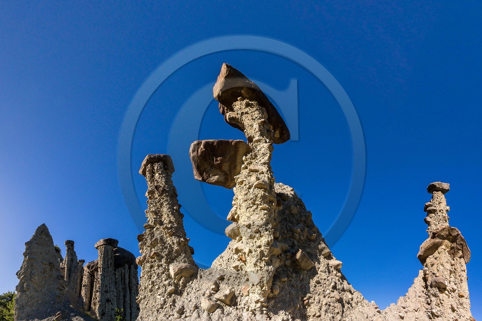Le Sauze-du-Lac, site classé des Demoiselles Coiffées,  appelées également cheminées de fées