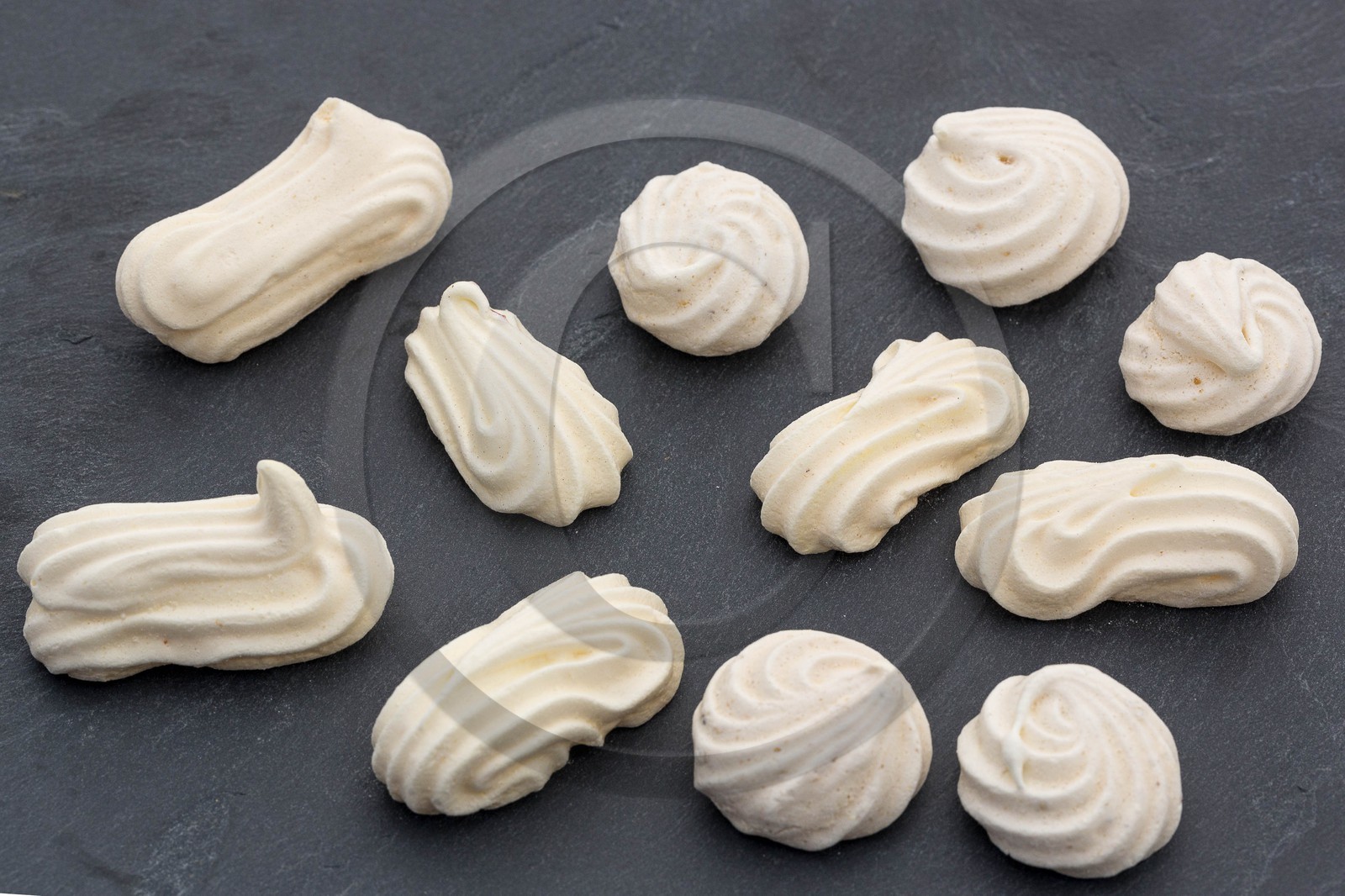 Meringues au safran et reine des prés