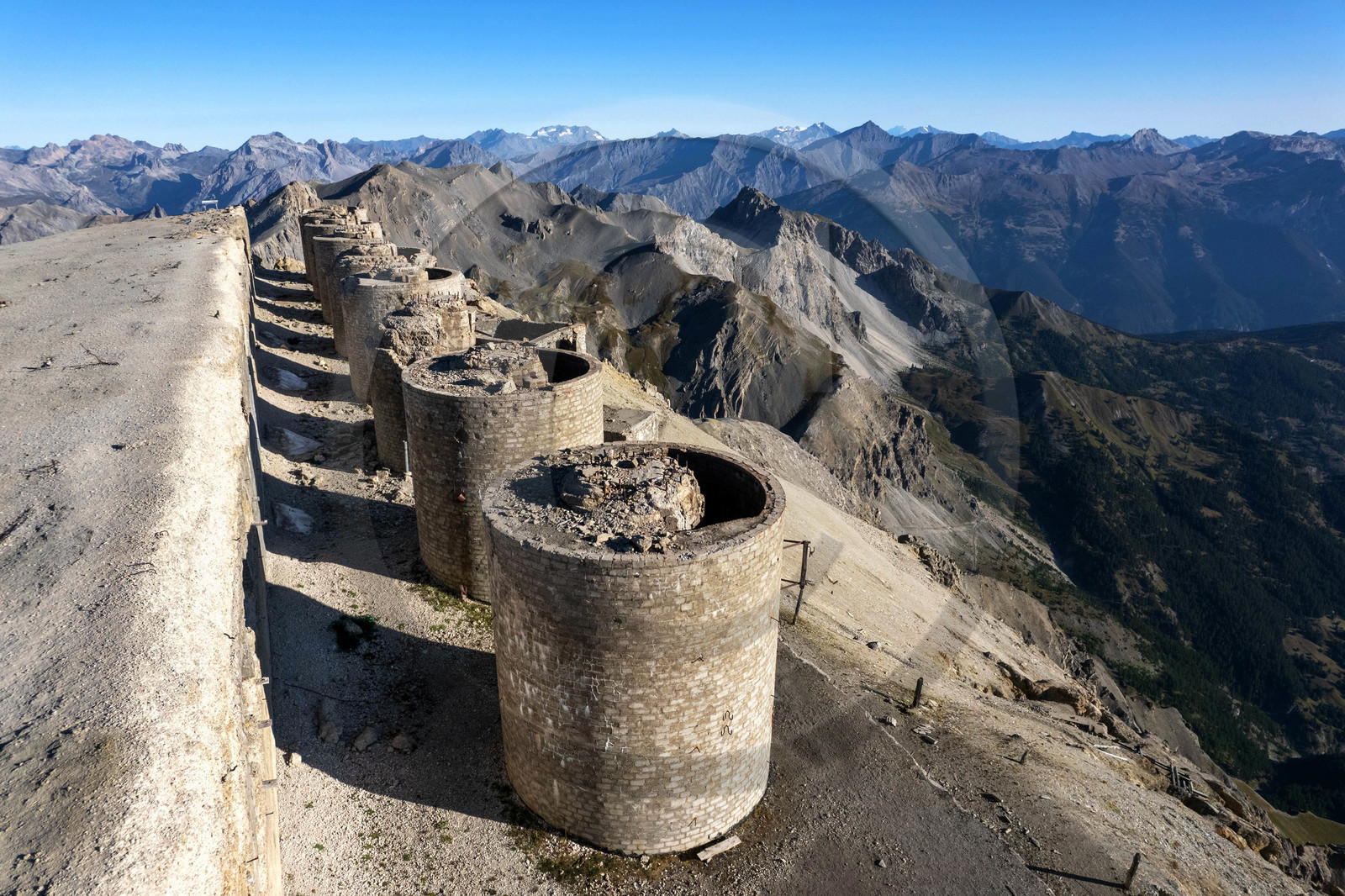 Fort du Chaberton et les ruines de l'ancien camp militaire