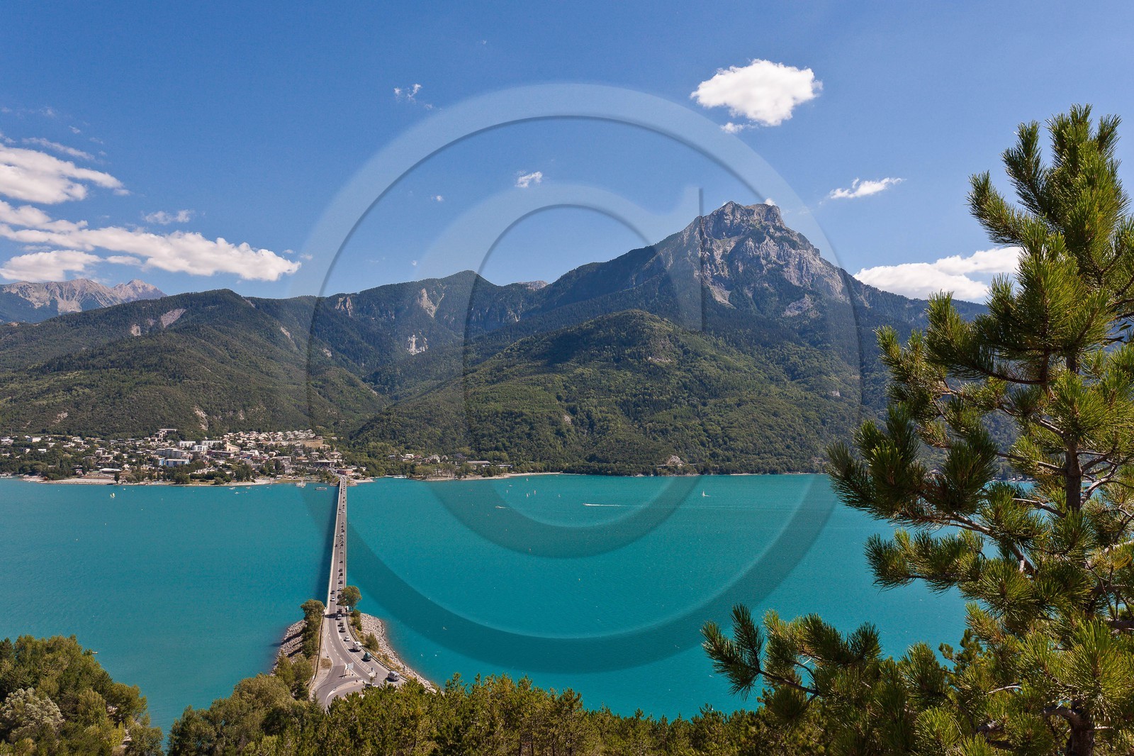 Lac de Serre-Ponçon, Savines-le-Lac, le Pic de Morgon et le pont