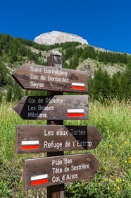 Ubaye, Vallon du Laverq, église Saint-Antoine (XVIIe siècle) et panneau signalétique sentier de randonnée