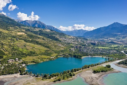 Lac de Serre-Ponçon, le plan d'eau et la ville d'Embrun