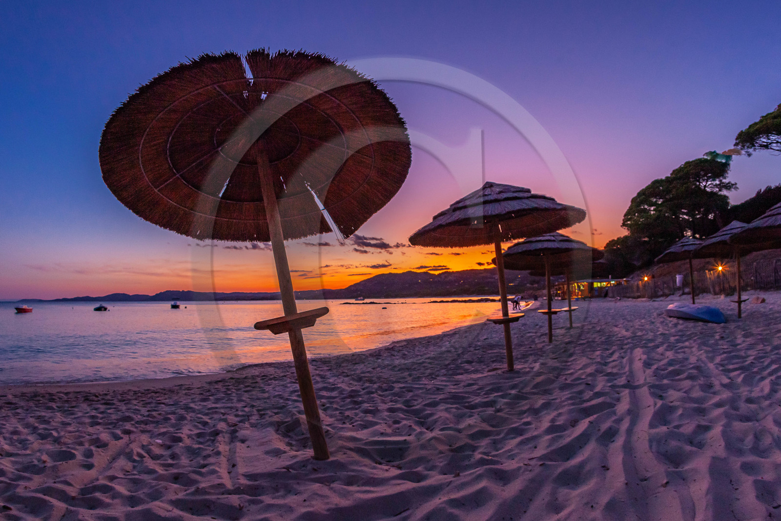 Porto-Vecchio, coucher de soleil sur la paillote de la plage de Palombaggia
