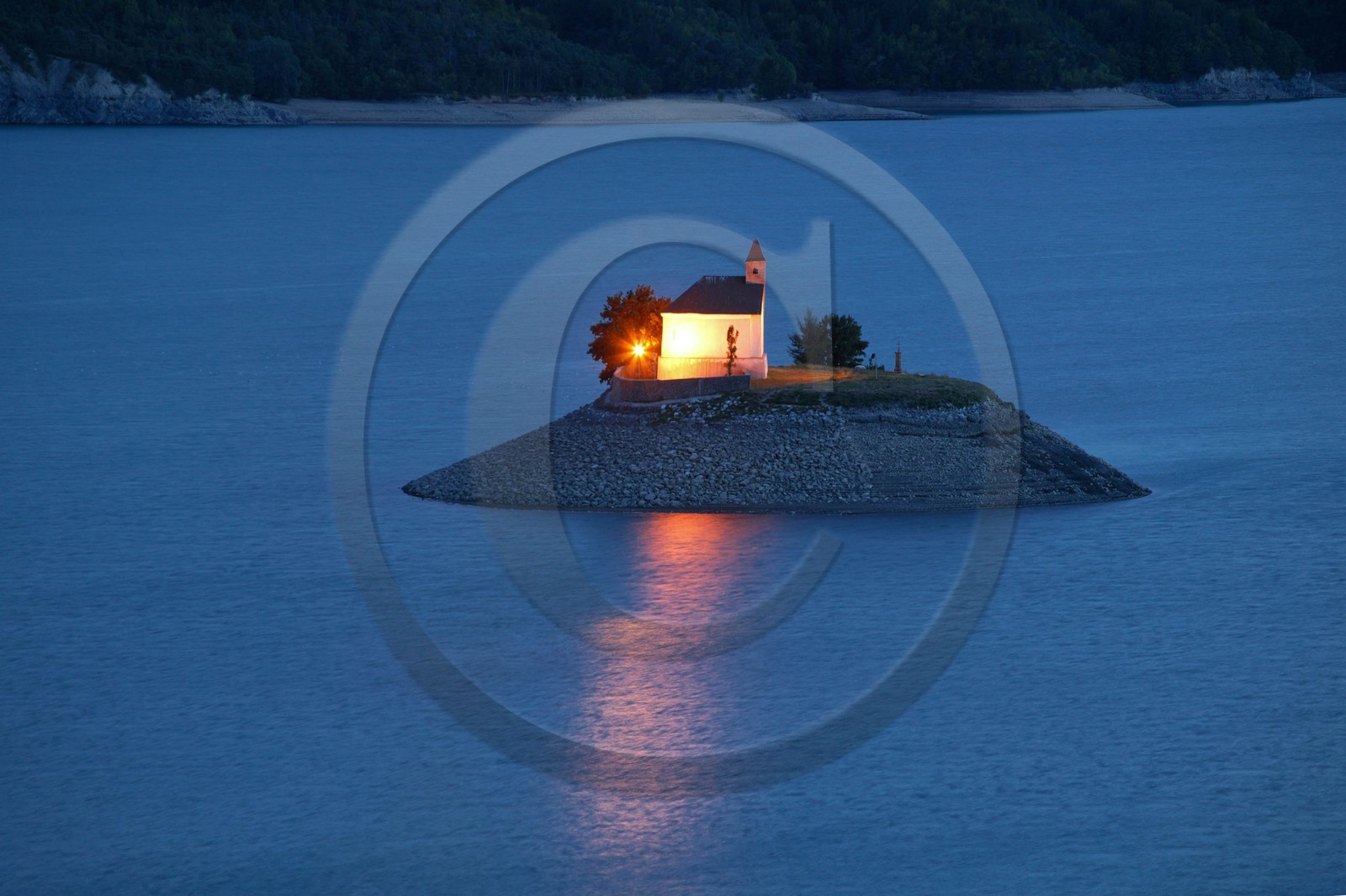 Lac de Serre-Ponçon, la baie et la Chapelle Saint-Michel,