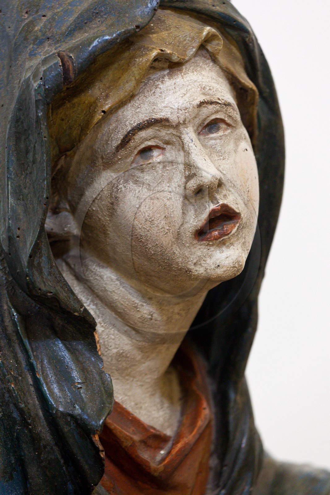 Village de l'Epine, église paroissiale du XIXème siècle recèle une pietà en bois sculptée datant du XIème siècle