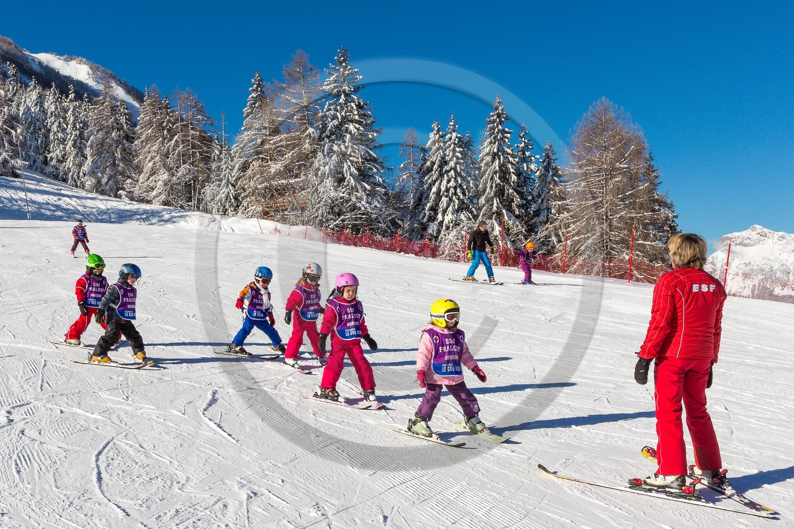 Uvernet-Fours, station de ski de Praloup, école de ski sur le front de neige