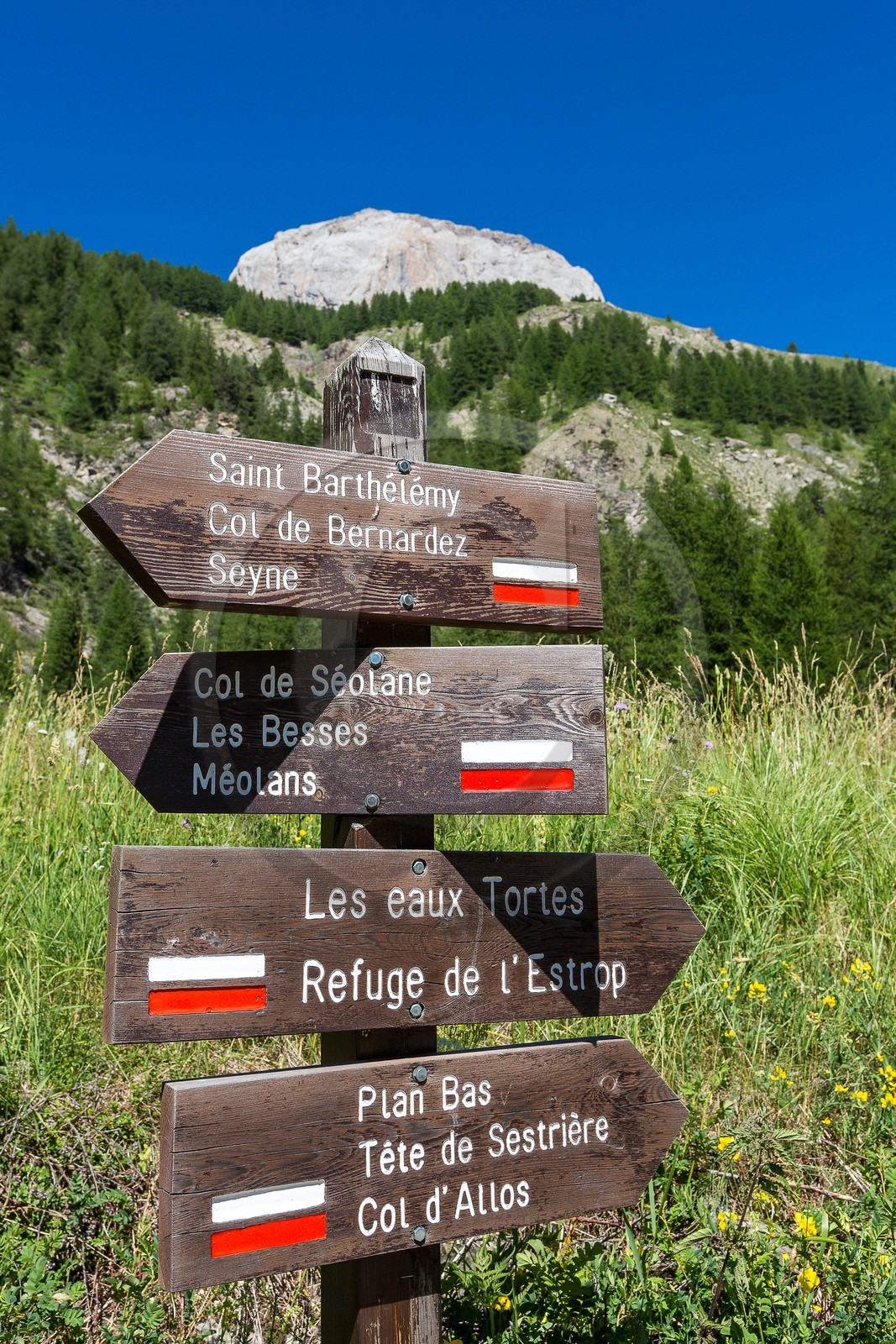 Ubaye, Vallon du Laverq, église Saint-Antoine (XVIIe siècle) et panneau signalétique sentier de randonnée