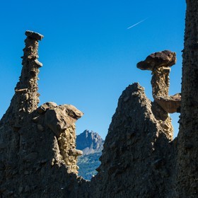 Le Sauze-du-Lac, site classé des Demoiselles Coiffées,  appelées également cheminées de fées