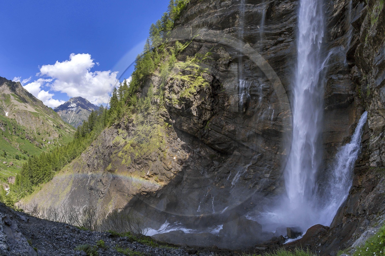 Vallée de Champoléon, cascade de la Pisse et le refuge du Tourond