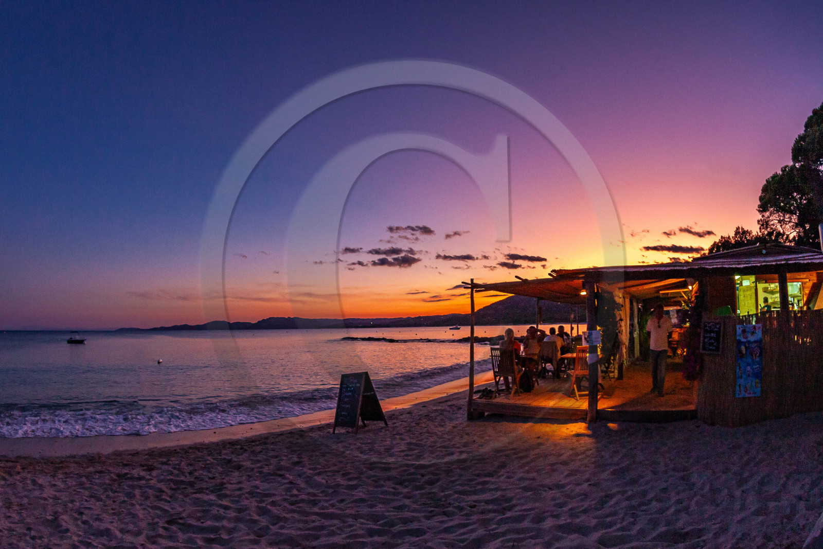 Porto-Vecchio, coucher de soleil sur la paillote de la plage de Palombaggia