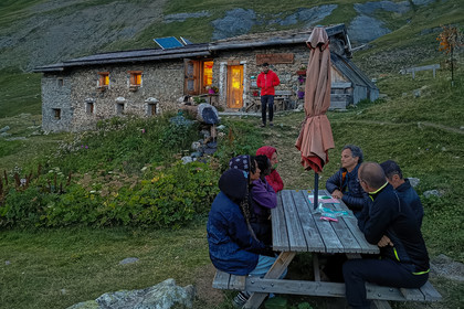 Hautes-Alpes (05), Parc national des Ecrins, Haute vallée de la Romanche, randonnée en itinérance avec Olivier Bello, accompagnateur en moyenne montagne, randonnée itinérante des 'Refuges Sentinelles', quand randonnée et plaisir des sciences se conjuguent