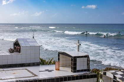 Guadeloupe, surfeurs à Anse Bertrand, cimetière