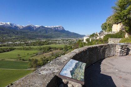 Ville d'Embrun, vue des jardins du roc