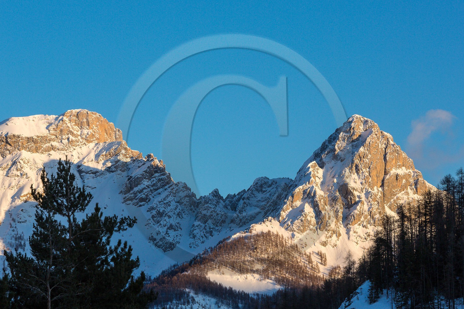 Uvernet-Fours, station de ski de Praloup, Le Chapeau de Gendarme et le Pain de Sucre