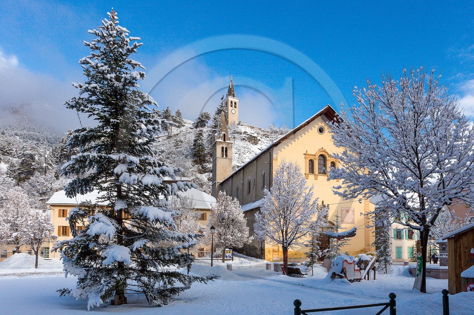 Jausiers, vue du Clocher, église Saint-Nicolas de Myre et le Clocher du chemin du Chastel