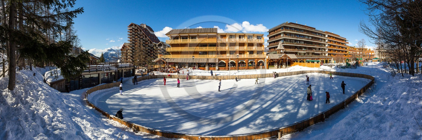 Uvernet-Fours, station de ski de Praloup, patinoire extérieure