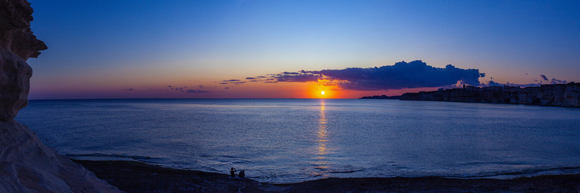 Couple au coucher de soleil sur Bonifacio