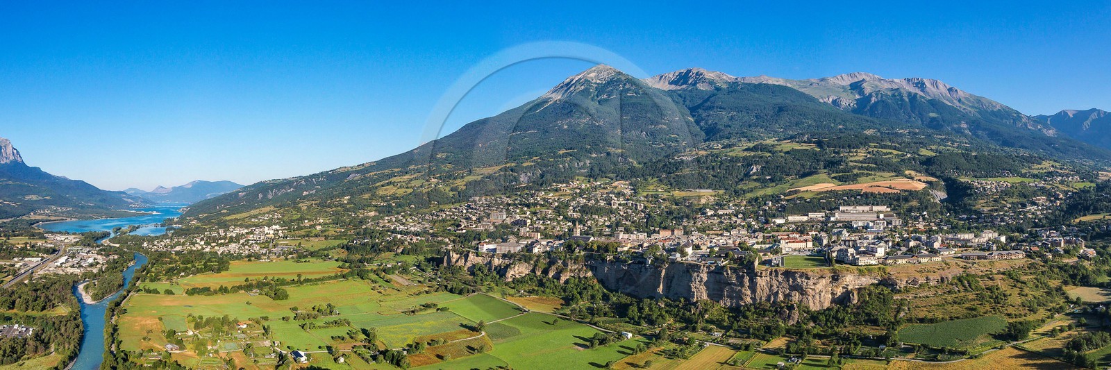 La ville d'Embrun est construite sur un roc et domine la Durance