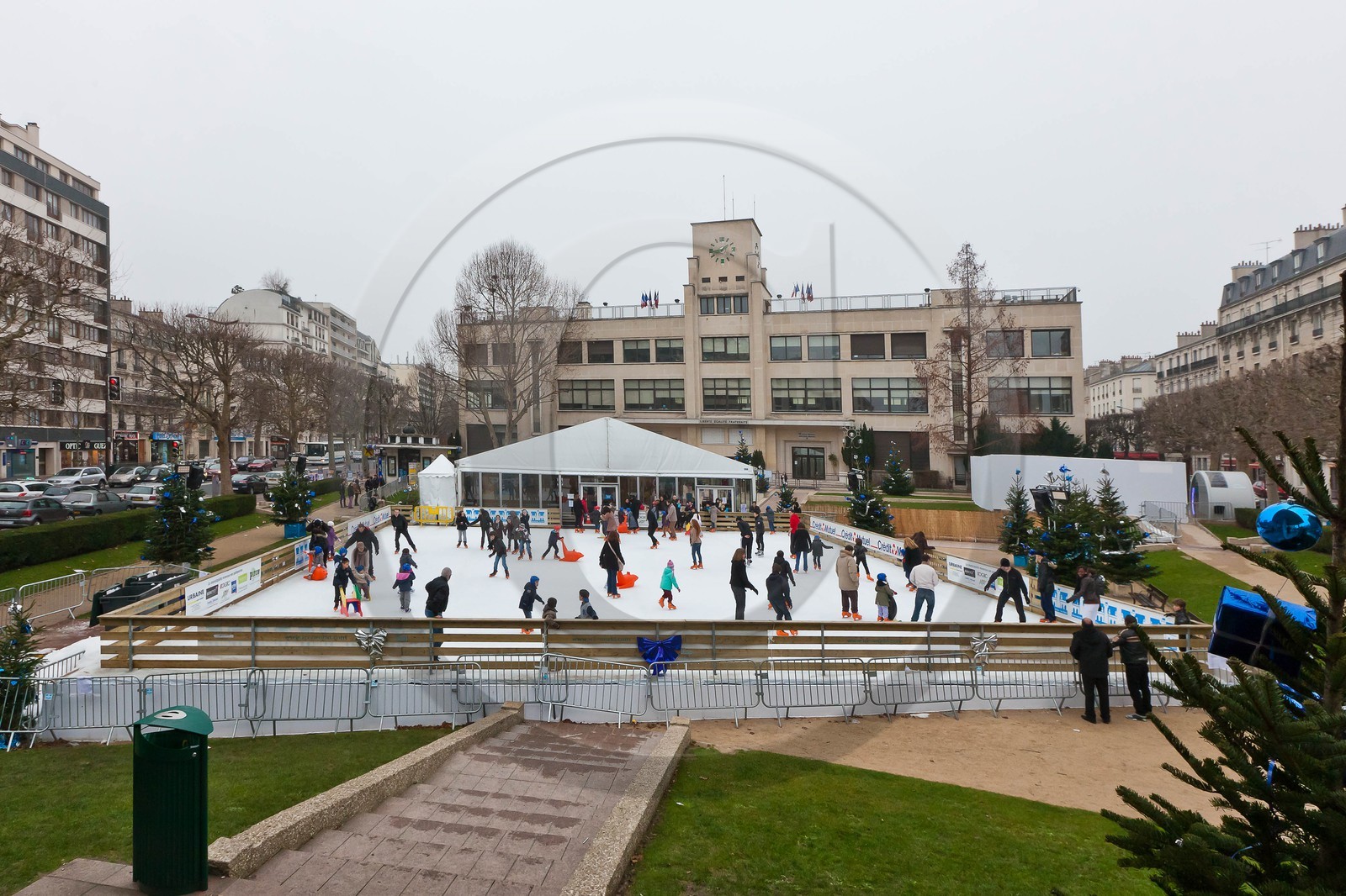 La patinoire en glace naturelle installée par Synerglace à Charenton-le-Pont