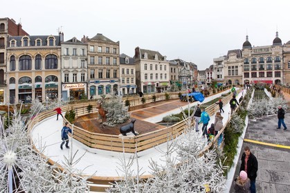 La patinoire en glace naturelle installée par Synerglace à Saint-Quentin