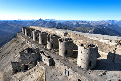 Fort du Chaberton et les ruines de l'ancien camp militaire