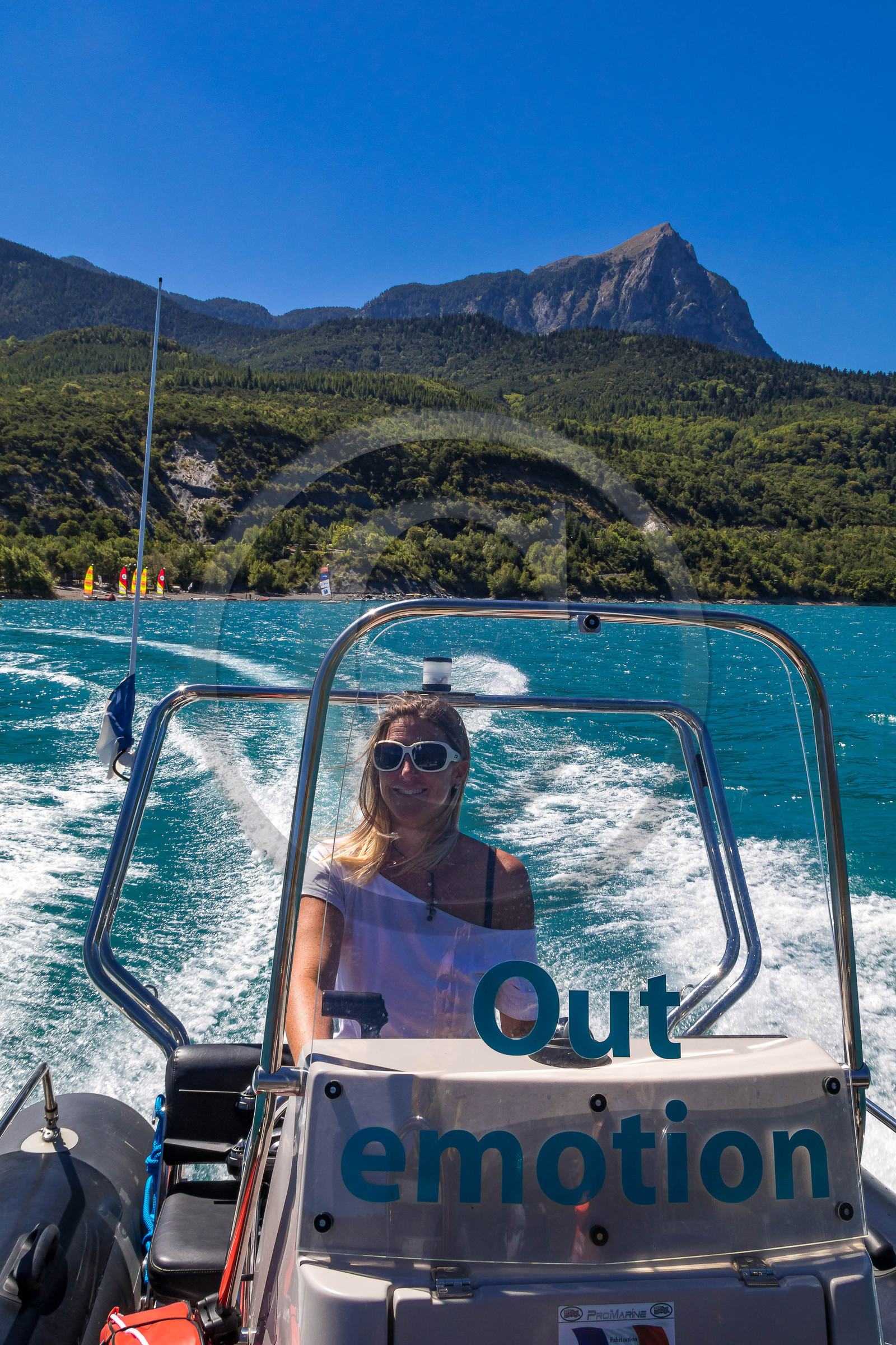 Out Emotion, croisière en vedette en acajou