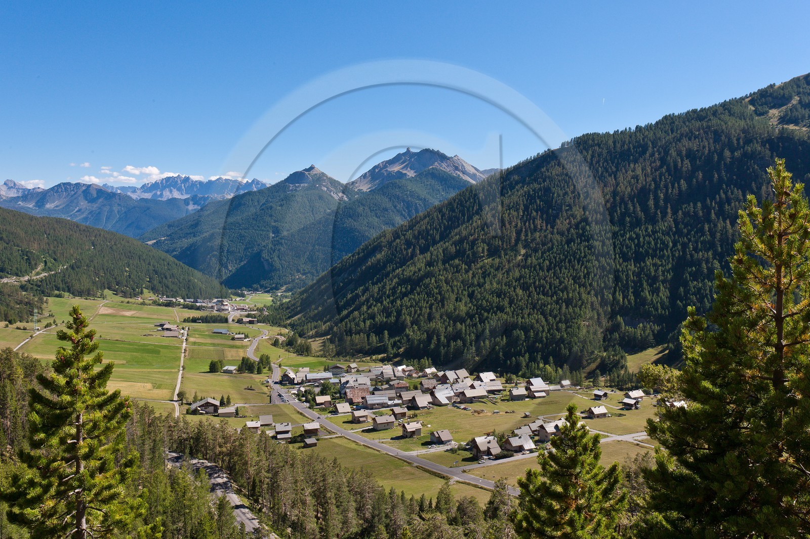 village d'Arvieux sur la route du col de l'Izoard