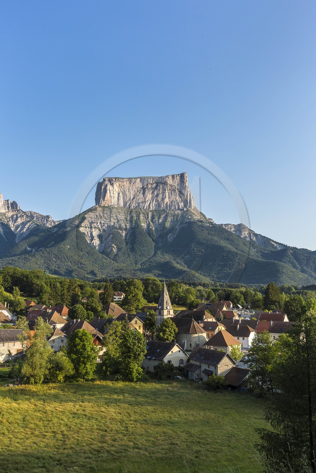 village de Chichilianne (plus beaux village de France) au pied du Mont-Aiguille