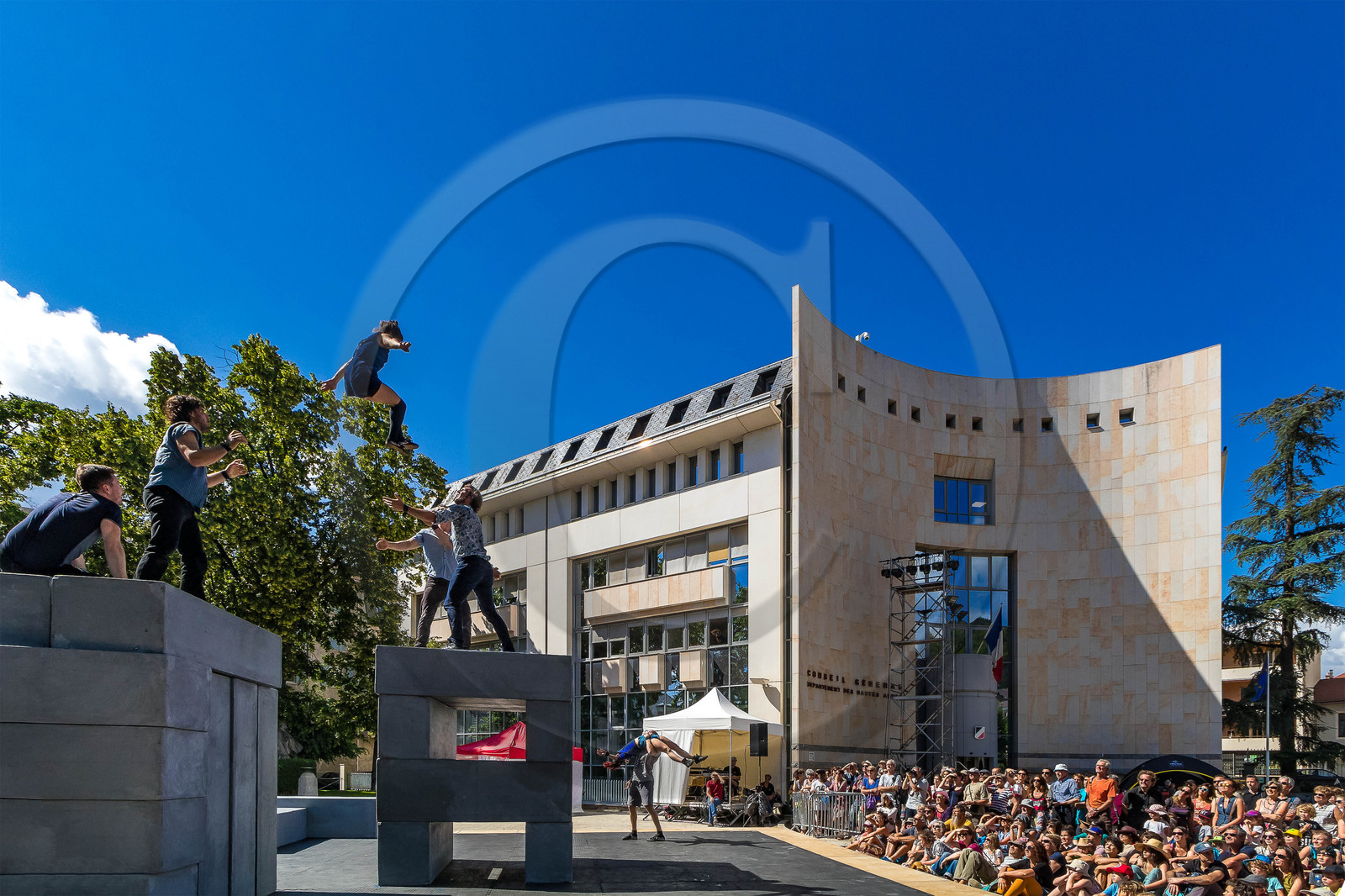 Festival Arts De Rue, Tous dehors (enfin) ! Block, Cie NoFit State Circus & Motion House - cirque & danse