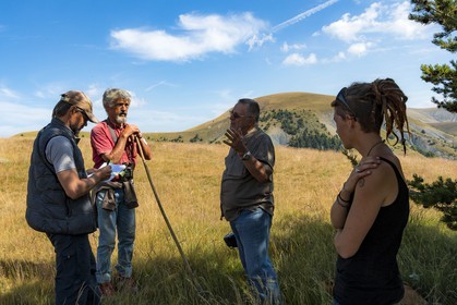 Alpage du Gau, le berger Guy Achard et Camille Magrit, bergère stagiaire