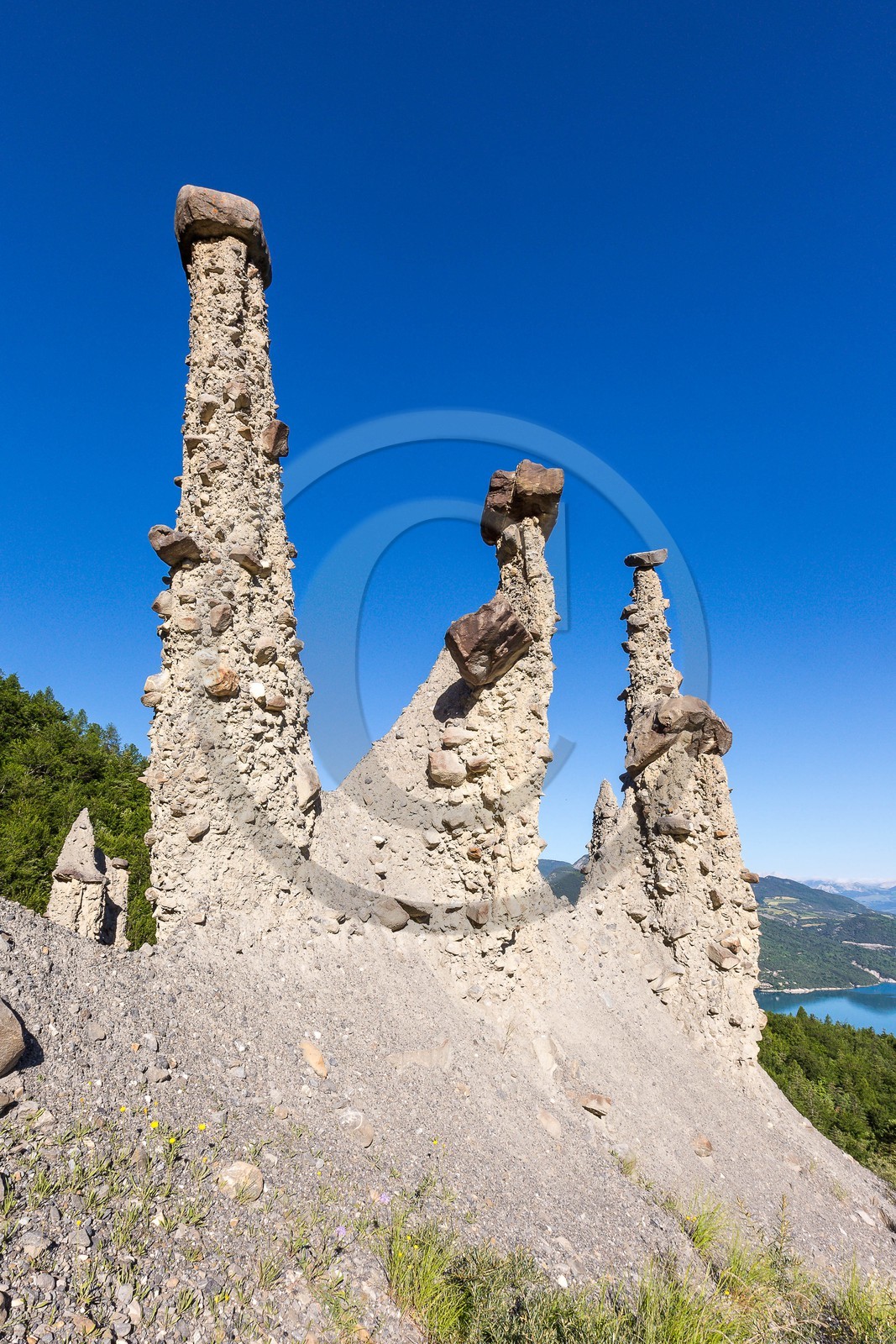 Le Sauze-du-Lac, site classé des Demoiselles Coiffées,  appelées également cheminées de fées