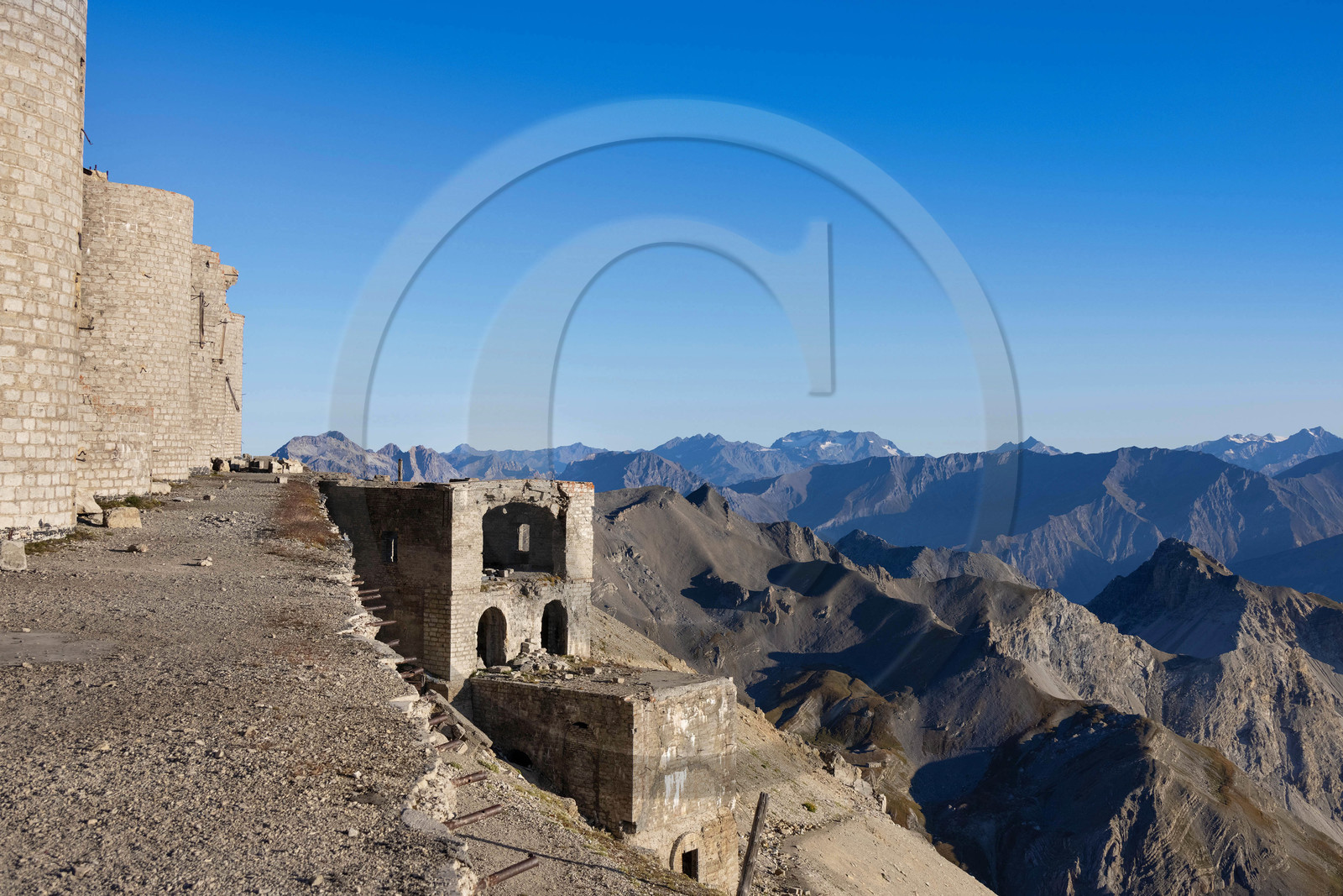 Fort du Chaberton et les ruines de l'ancien camp militaire