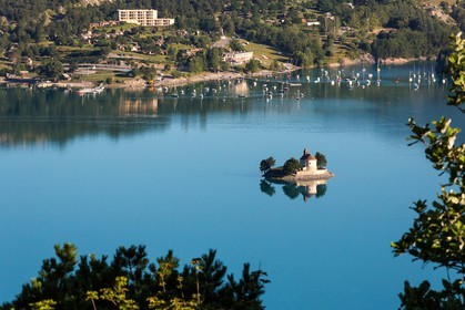 Lac de Serre-Ponçon, la baie et la Chapelle Saint-Michel