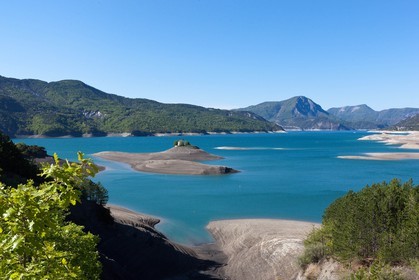 Lac de Serre-Ponçon, la baie et la Chapelle Saint-Michel,