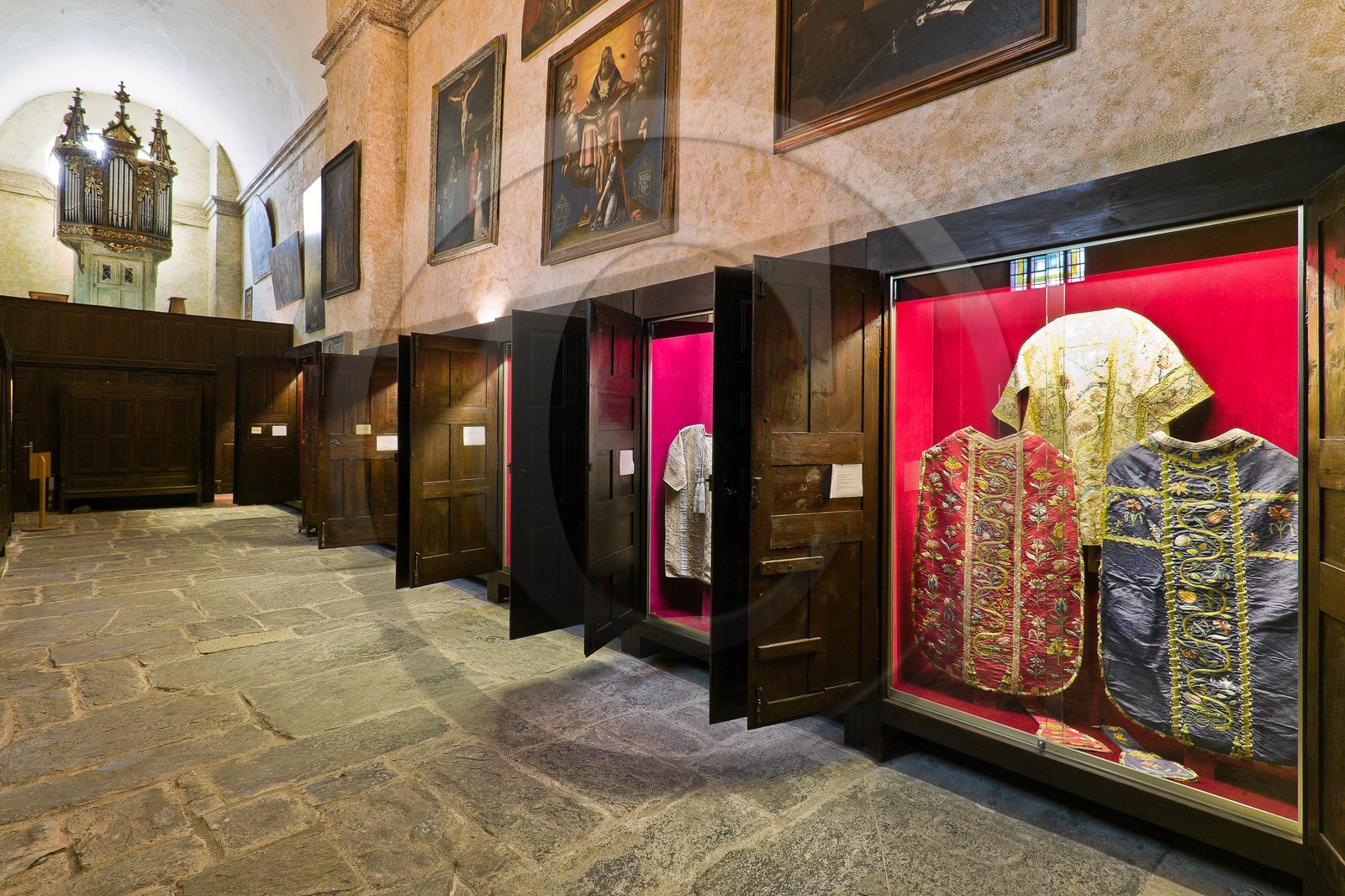 Embrun, Cathédrale Notre-Dame du Réal, musée d'art sacré, collection remarquable de vêtements sacerdotaux
