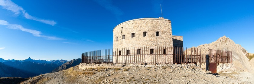 Fort de l'Olive. Il se situe à une altitude de 2239 m, au-dessus de Plampinet