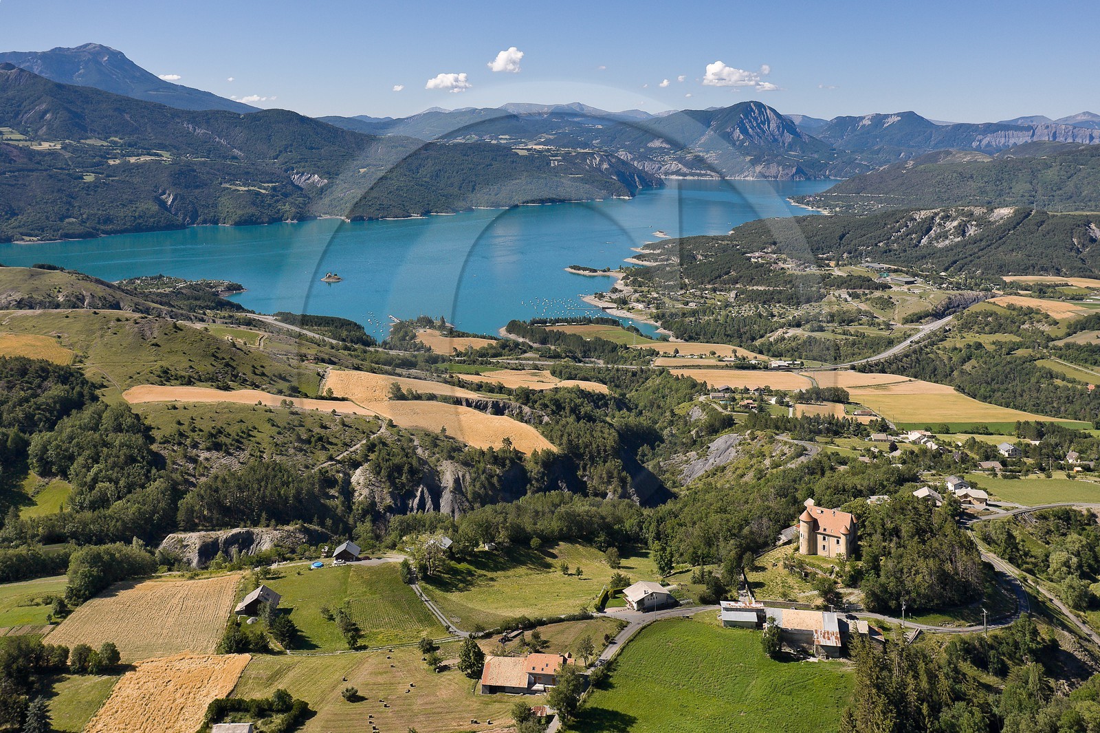 Lac de Serre-Ponçon,La baie Saint-Michel et le château de Prunières