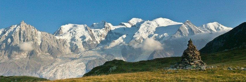 Réserve naturelle de Carlaveyron, cairn au col de Bellachat et le Mont-Blanc