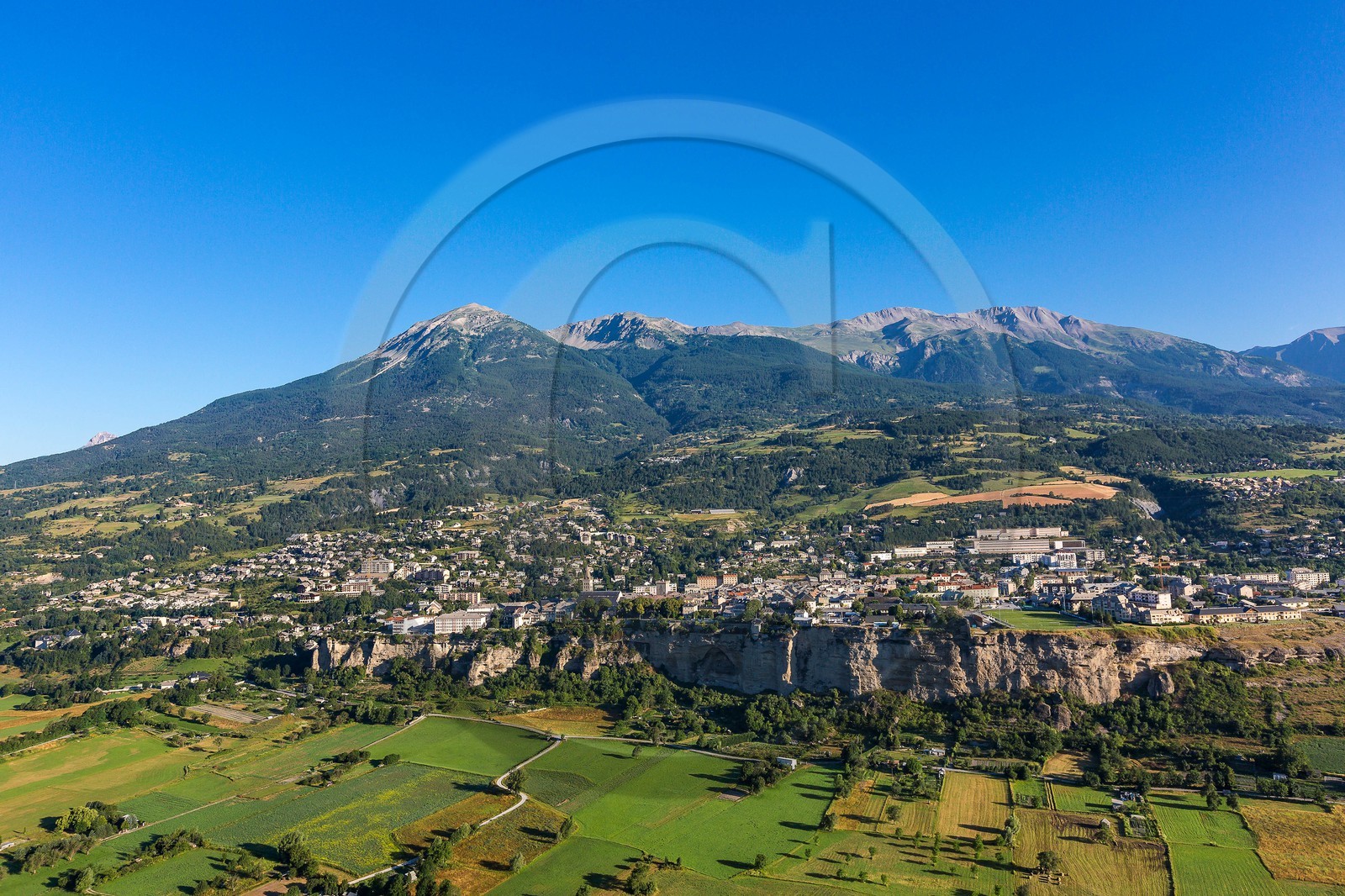 La ville d'Embrun est construite sur un roc et domine la Durance